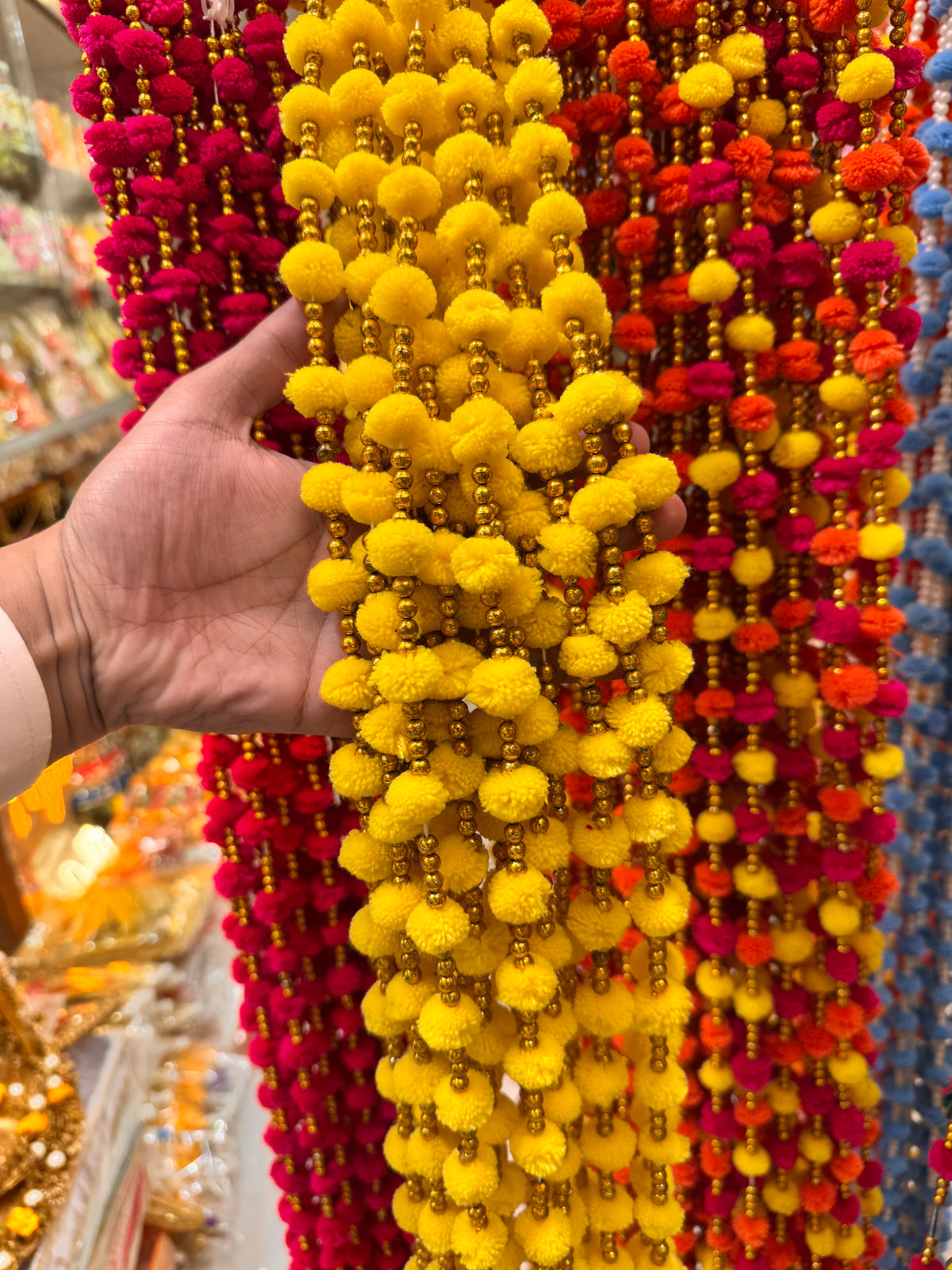 Pompom gold pearl lari