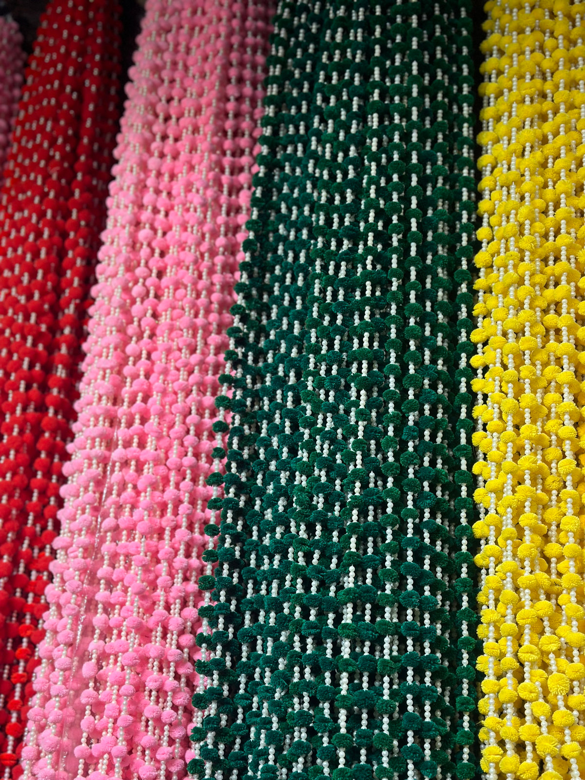 Pom pom white pearl lari