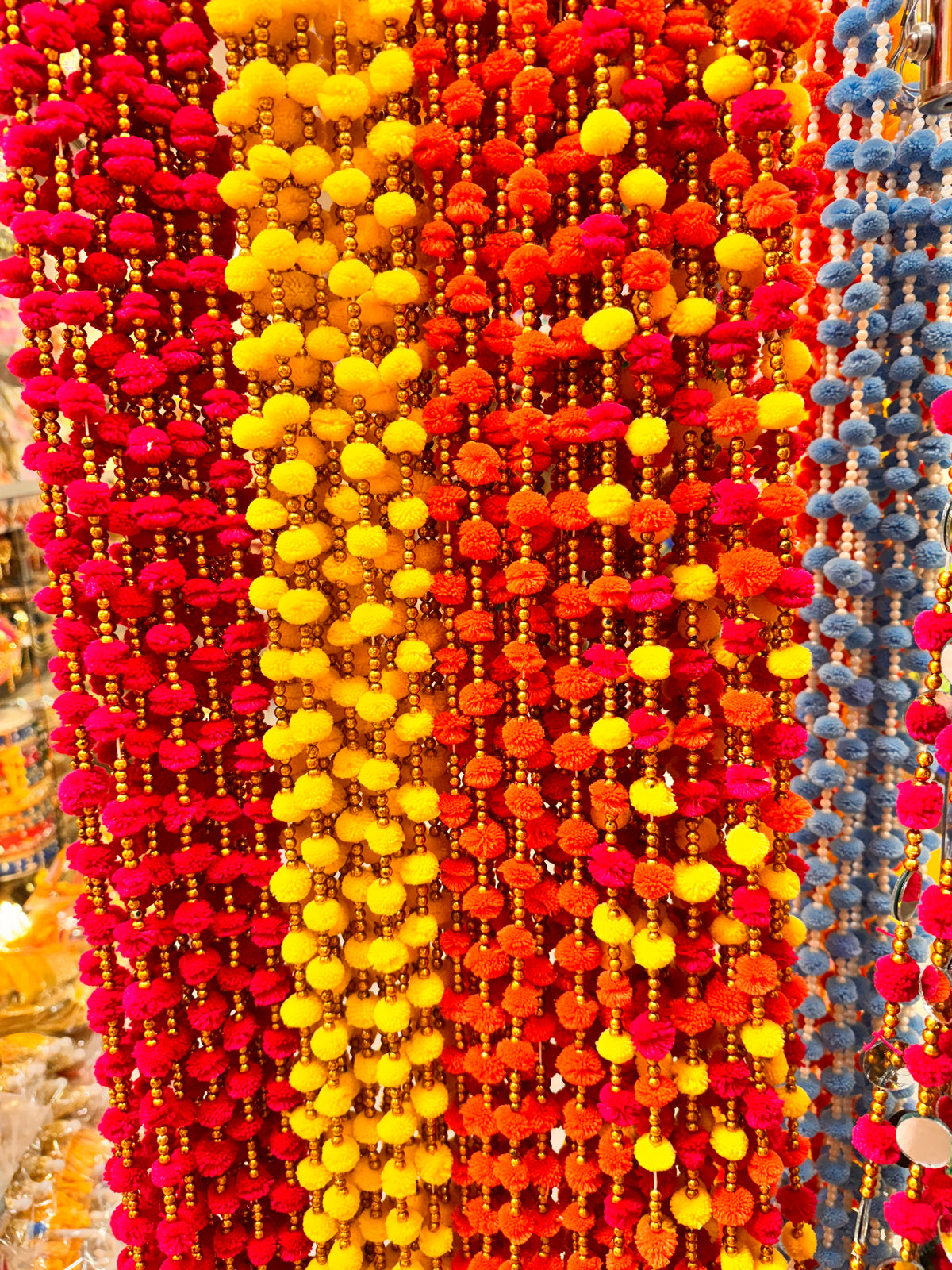 Pompom gold pearl lari