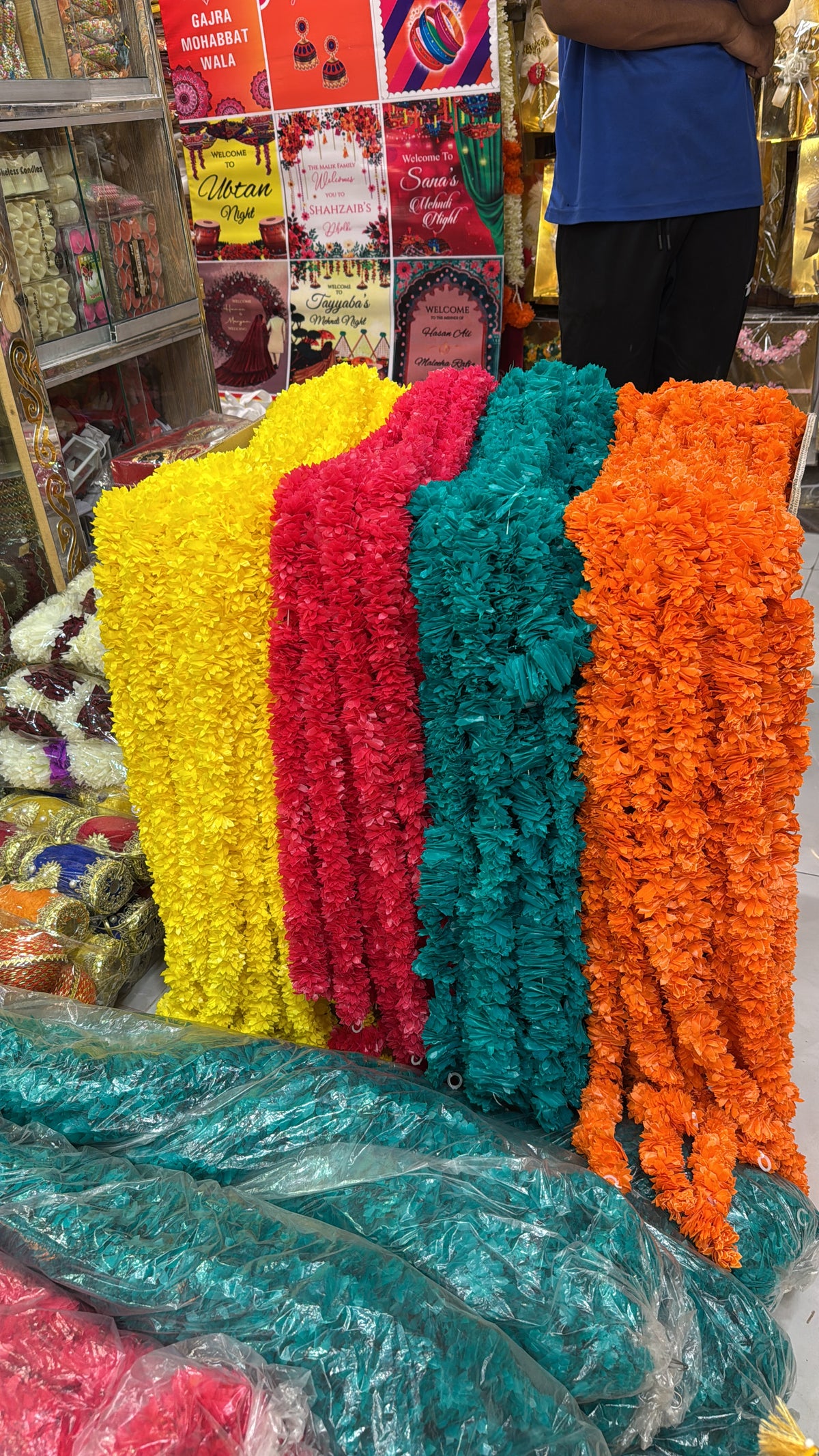 Plastic floral lari