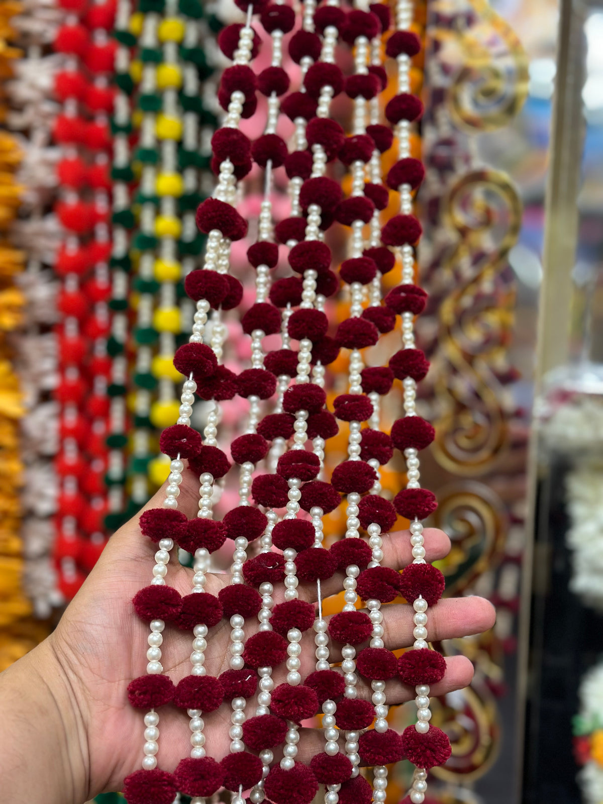 Pom pom white pearl lari