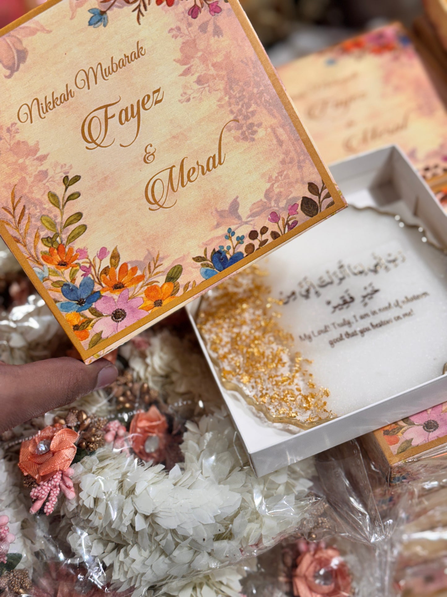 Resign with box favor
