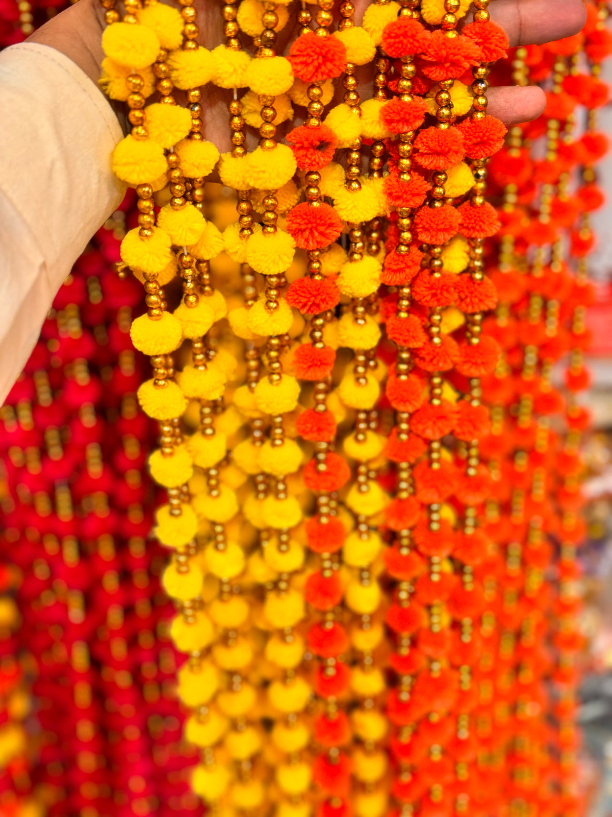Pompom gold pearl lari