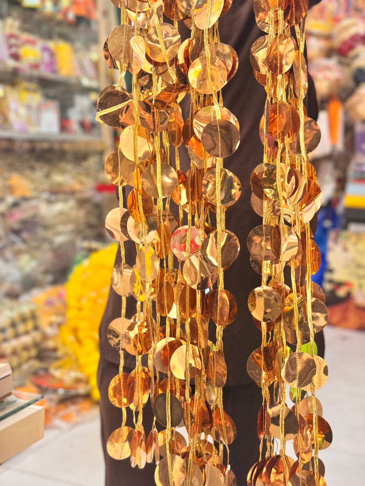Round gold lari