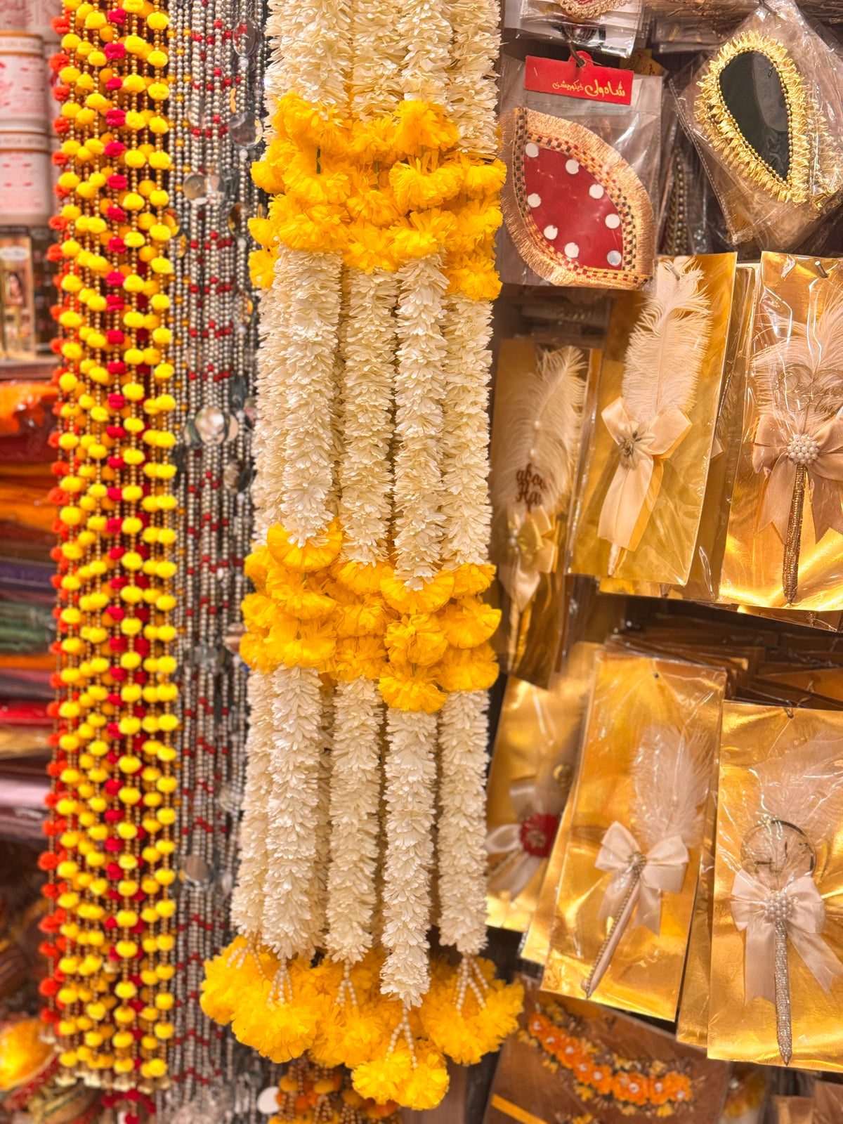 Plastic floral lari with tusle