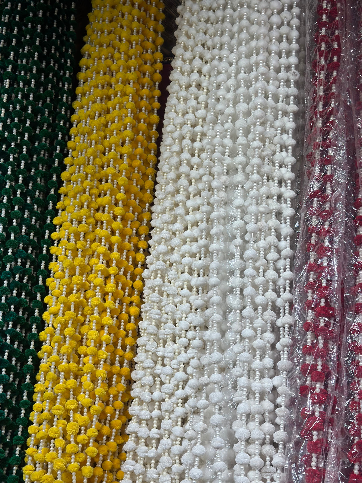 Pom pom white pearl lari