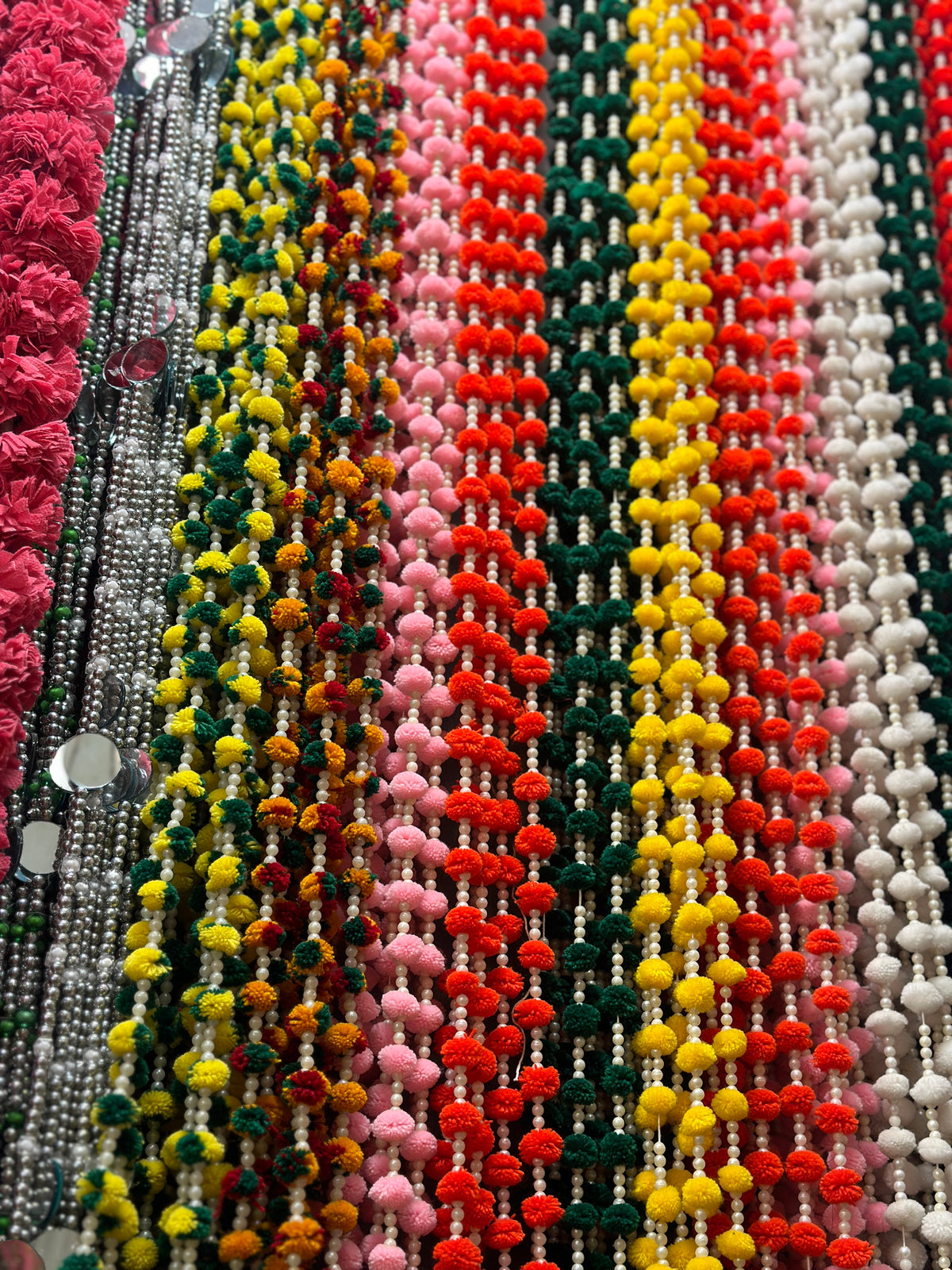 Pom pom white pearl lari